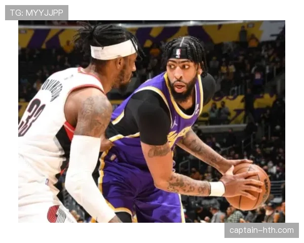 戴维斯持续进化边后卫角色，攻防两端展现核心潜力