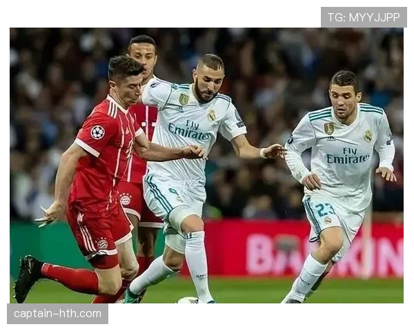 本泽马 vs 莱万:中锋战术角色与进攻效率差异 本泽马 vs 莱万:中锋战术角色与进攻效率差异